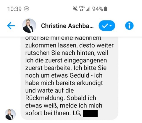 Screenshot von Christine Aschbachers Facebook Page: "Je öfter Sie mir eine Nachricht zukommen lassen, desto weiter rutschen Sie nach hinten, weil ich die zuerst eingegangenen zuerst bearbeite."