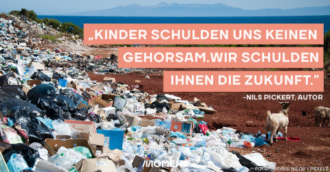 Ein Berg von Müll ist vor dem Meer zu sehen. Im Text: "Kinder schulden uns keinen Gehorsam. Wir schulden ihnen die Zukunft. Nils Pickert, Autor"