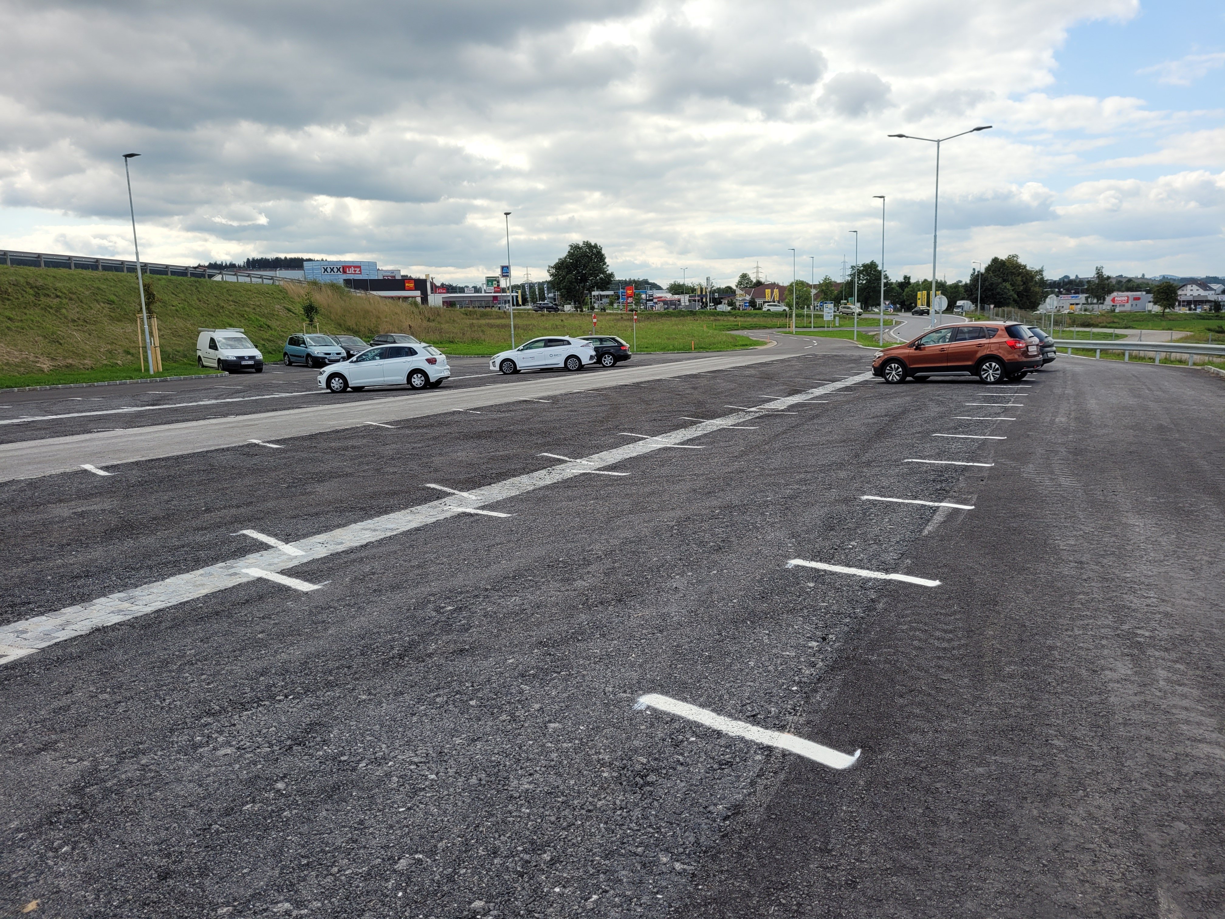 Park and Drive Parkplatz für Pendler:innen in Zwettl, NIederösterreich.