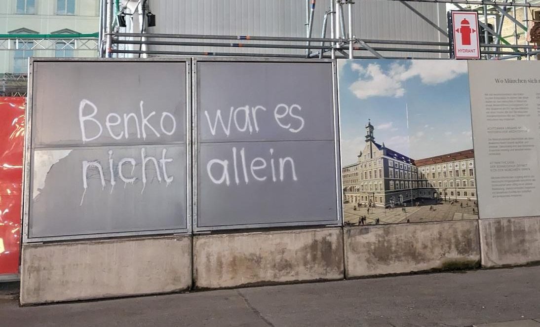 Sanierung der Signa: Ein Plakat zeigt, wie ein Projekt der Signa hätte ausschauen sollen. Darunter wurde "Benko war es nicht alleine" an eine Plakatwand gesprayed