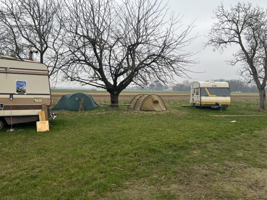 Ein Foto der Schlafmöglichkeiten bei der Besetzung gegen die Ostumfahrung Wiener Neustadt: Zelte und Wohnwägen.