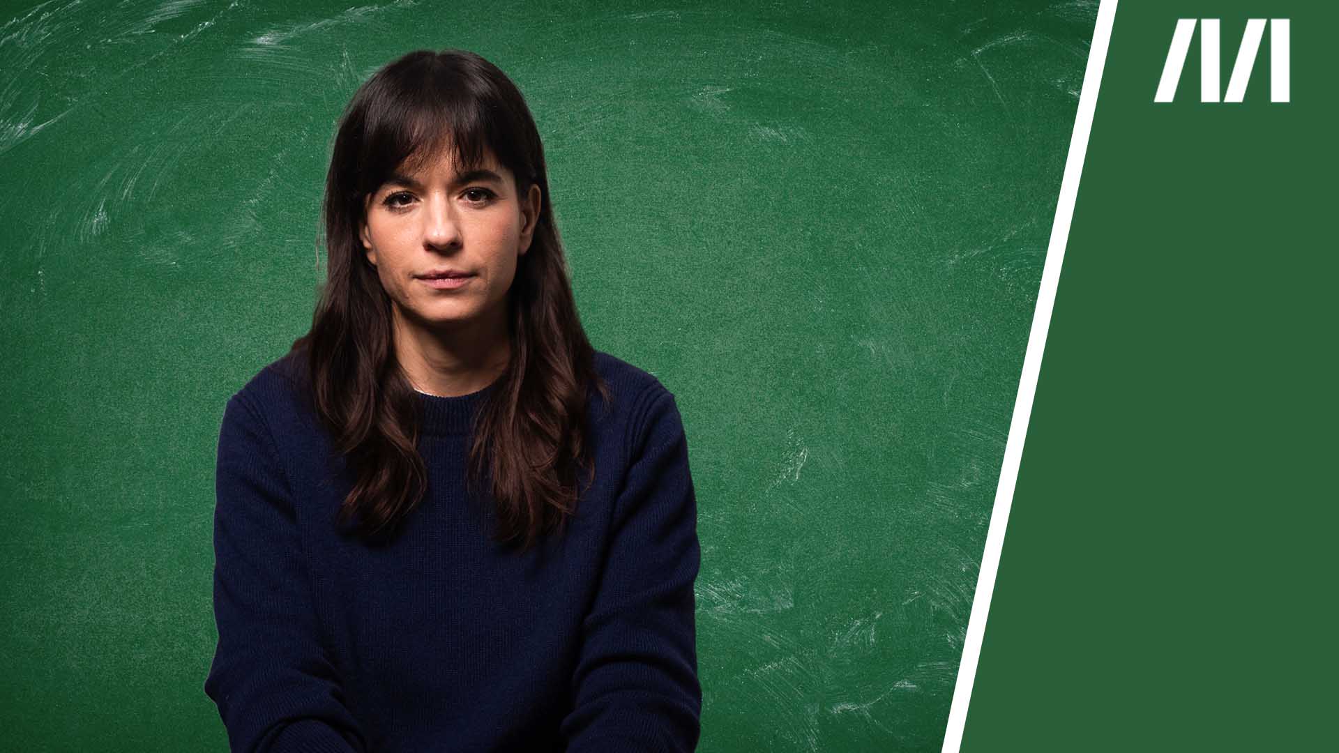Ökonomin Katharina Mader blickt ernst in die Kamera. Sie spricht über sexuelle Belästigung am Arbeitsplatz