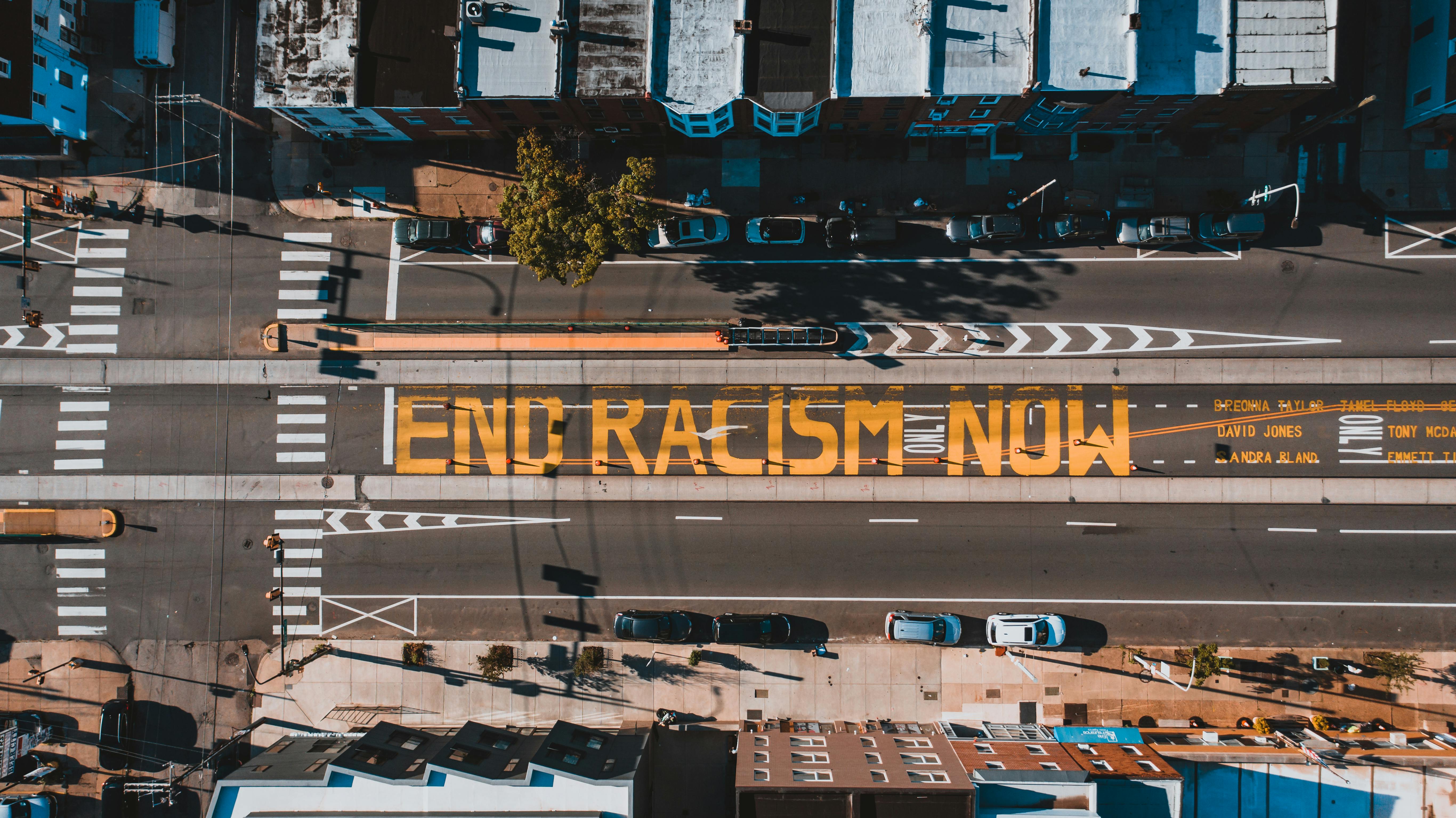 Antirassistischer Schriftzug auf Straße