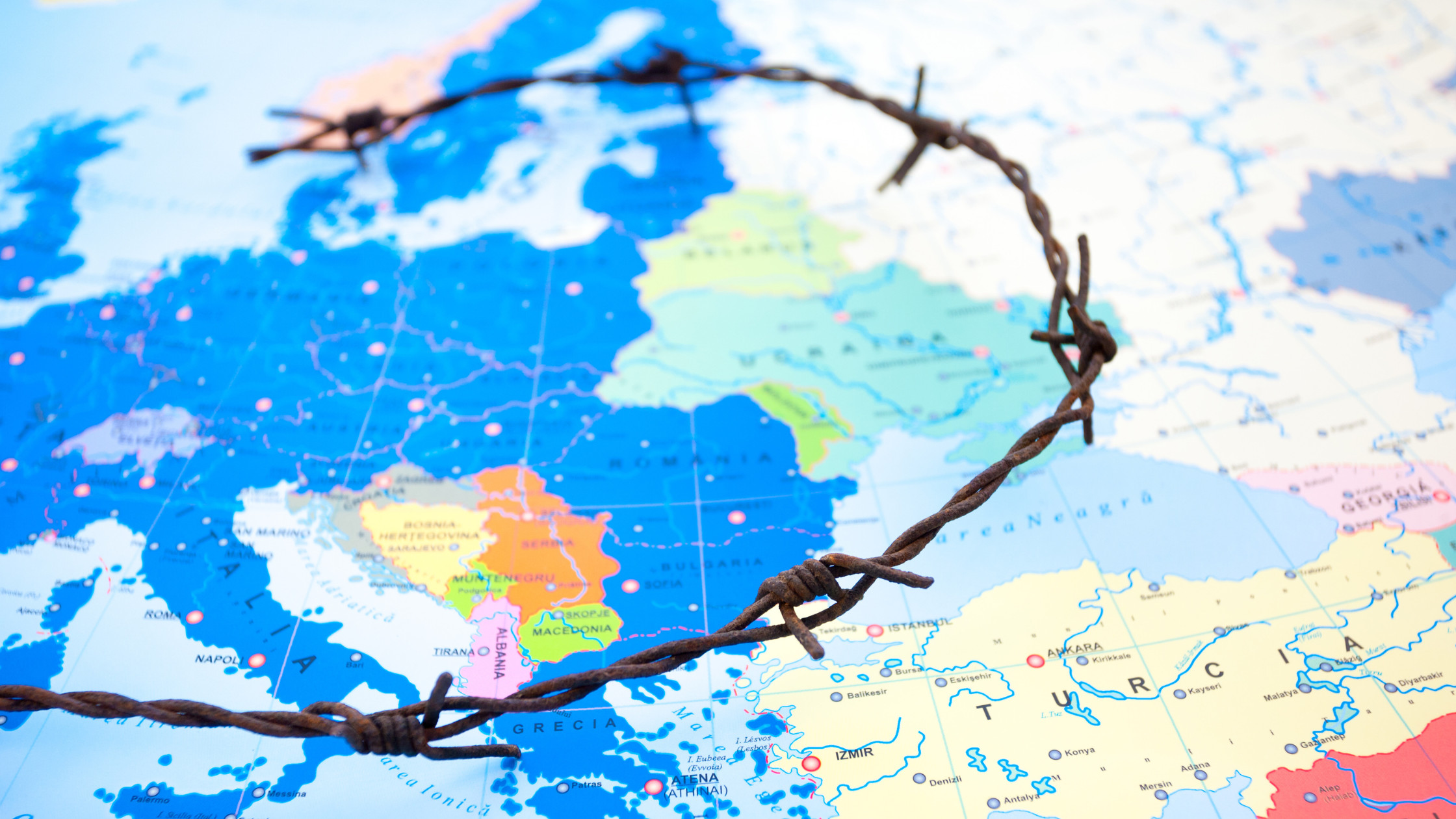 EU-Migrationspakt als Weltkarte von Europa mit Stacheldrahtzaun