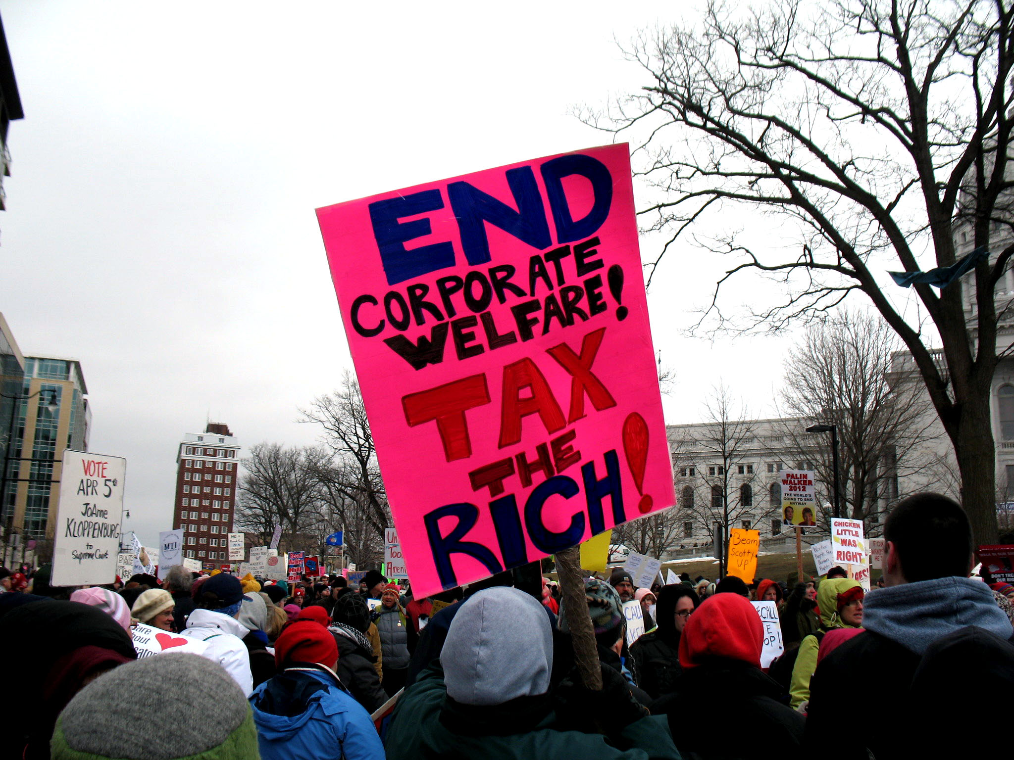 Tax the Rich: Ein Schild bei einer Demonstration fordert die Besteuerung von Reichen und Konzernen.