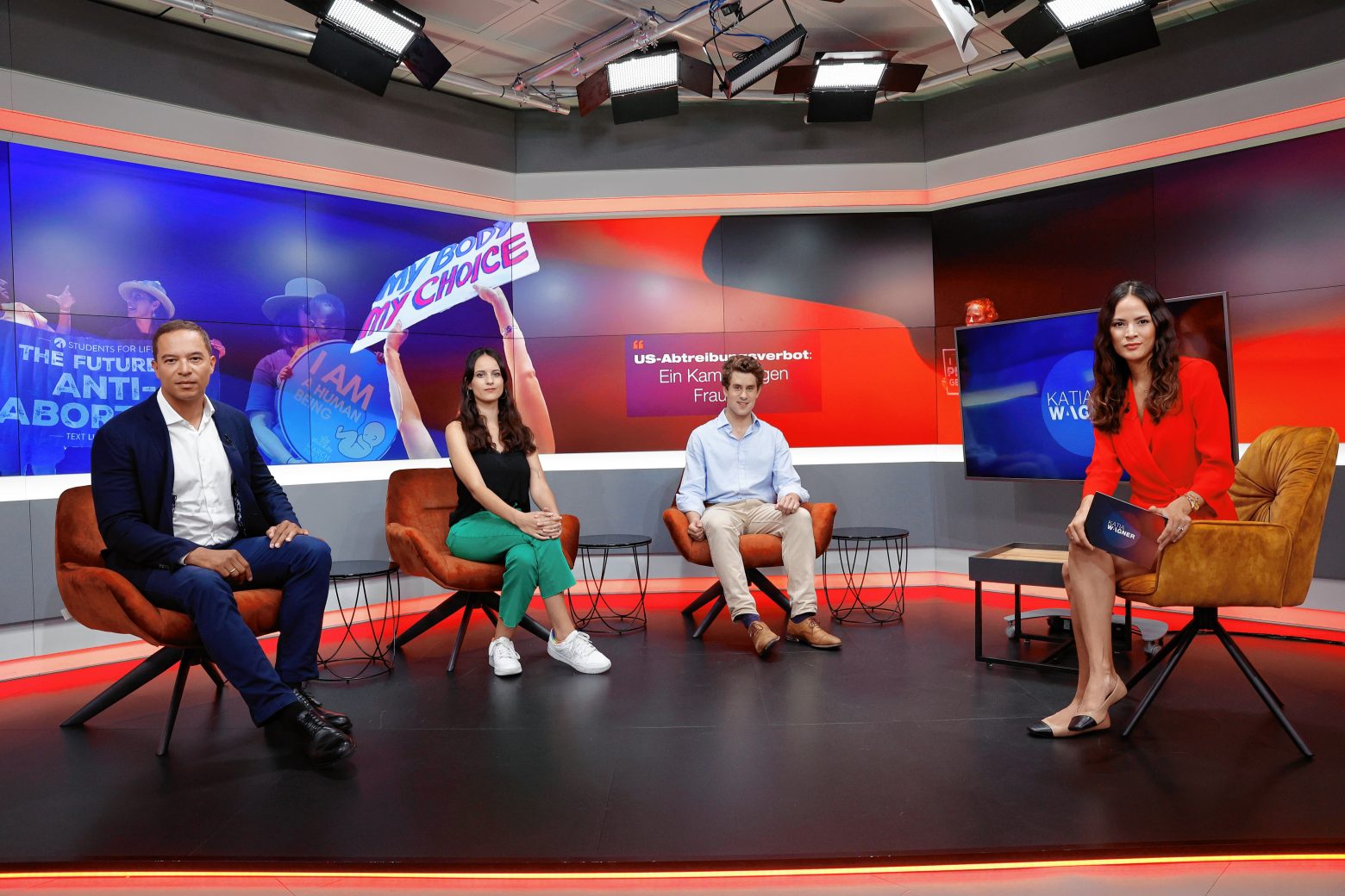 4 Personen sitzen in einem Fernsehstudio. Es geht um eine Diskussion über das Abtreibungsverbot in den USA