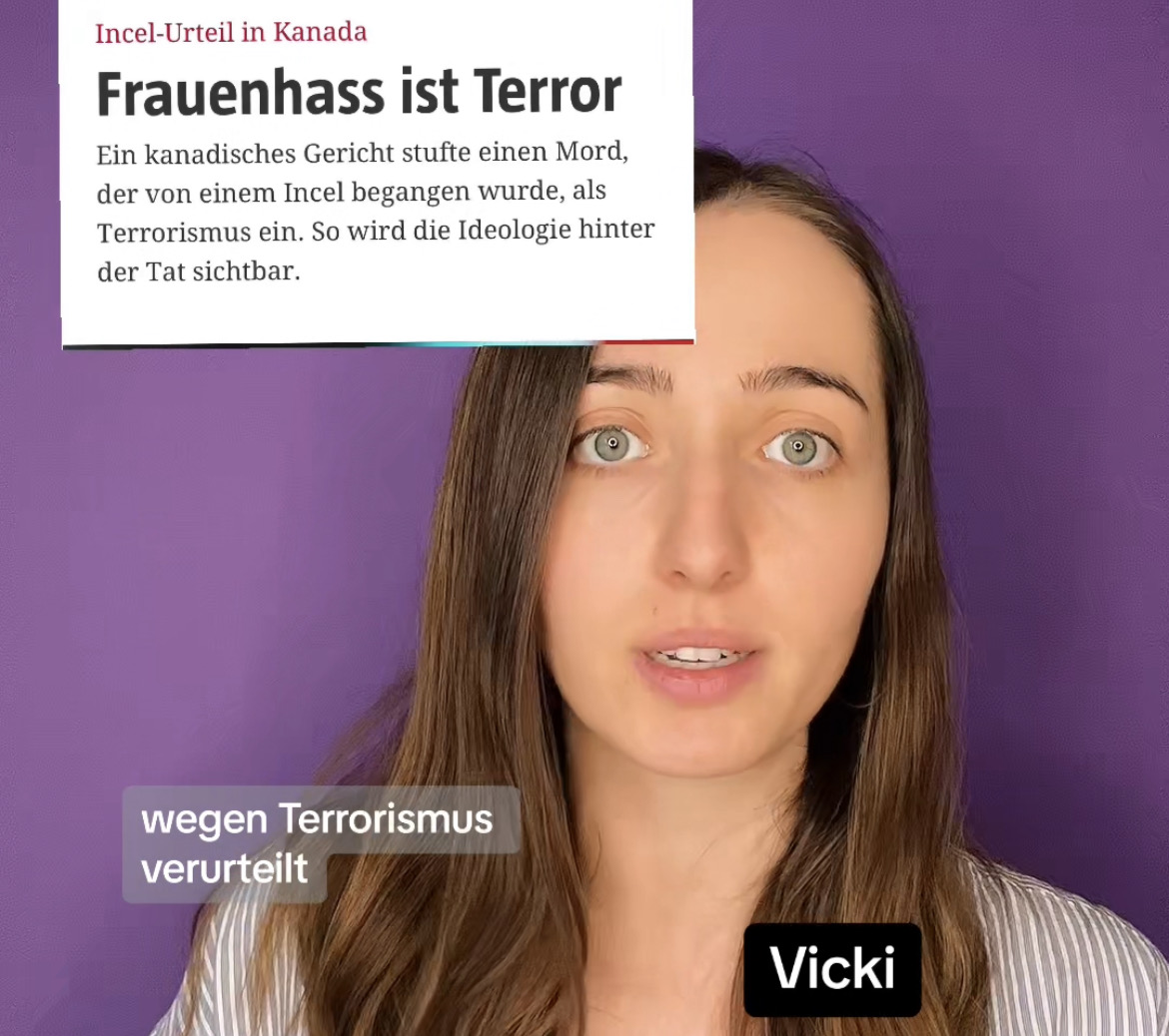 Man sieht unsere Redakteurin Viktoria Eibensteiner. Sie steht vor einem violetten Hintergrund und blickt mit leicht geöffnetem Mund schockiert in die Kamera. Links oben im Bild sieht man eine Online-Schlagzeile: Frauenhass ist Terror. Es geht um den Anschlag in Sydney.