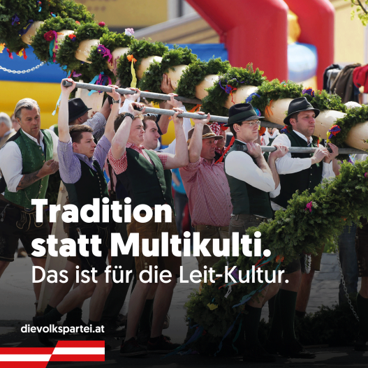 Ein Wahlkampf-Sujet der ÖVP. Es zeigt Männer beim Maibaumaufstellen. Titel: "Tradition statt Multikulti"
