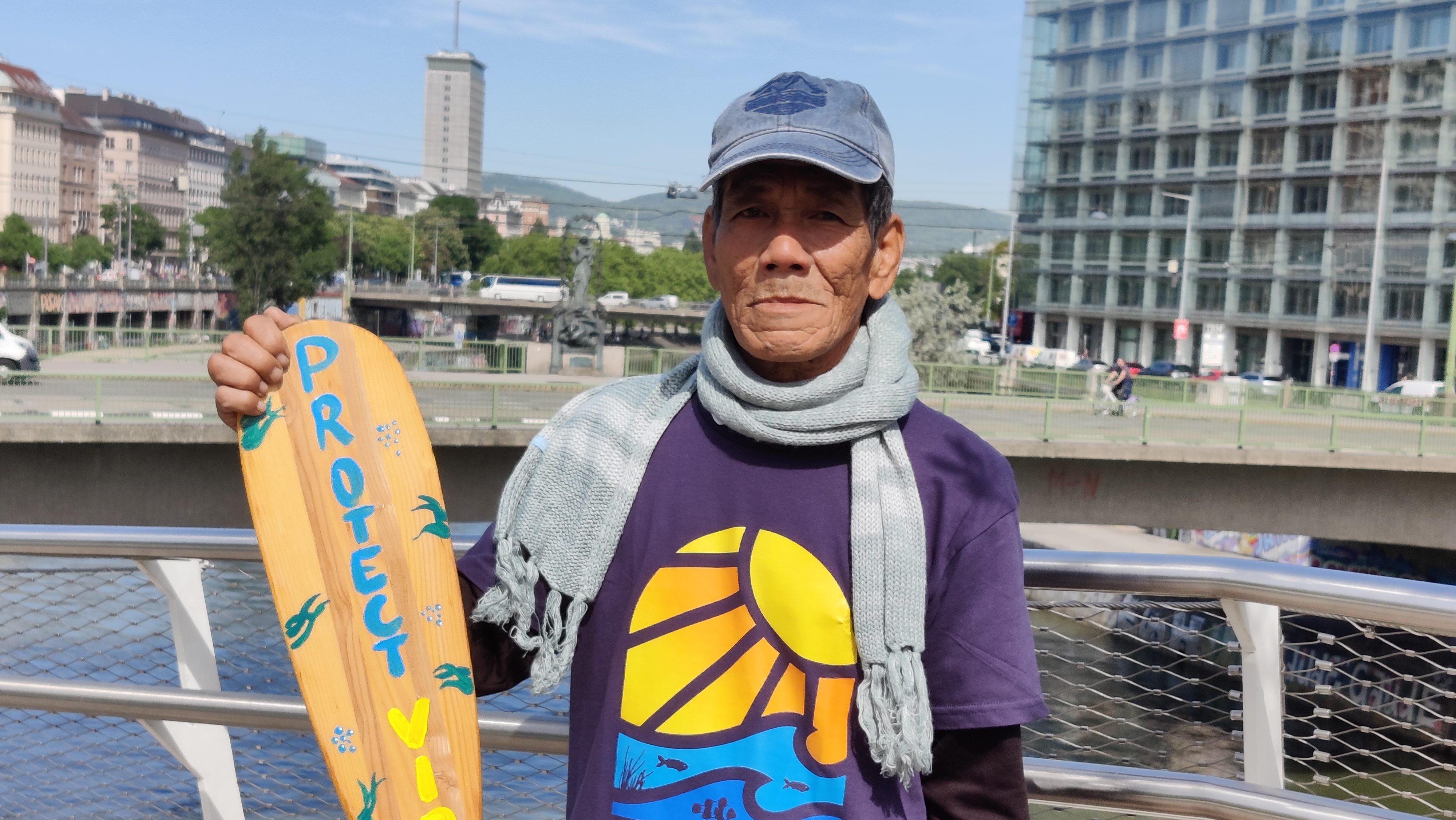 Maximo Bayubay in Wien: Der philippinische Fischer protestiert gegen die Finanzierung von Gas-Projekten in seinem Land durch europäische Banken. Er steht auf einer Brücke in Wien an der Donau