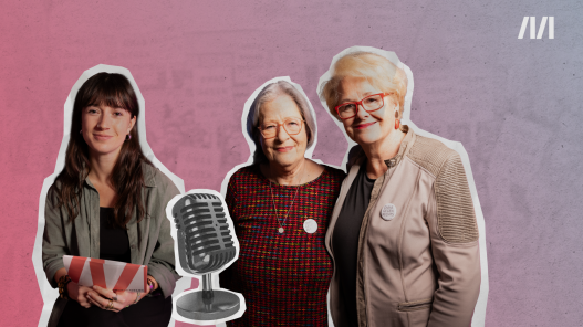 Man sieht die beiden Omas gegen Rechts: Susanne Scholl und Monika Salzer, sie blicken beide freundlich in die Kamera, tragen blond-graues Haar und eine Brille. Daneben ist MOMENT-Journalistin Mira Dolleschka zu sehen. Sie moderiert den Omas gegen Rechts-Podcast.