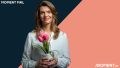 Barbara Blaha rechnet mit einem Strauße Blumen in der Hand mit dem Muttertag ab