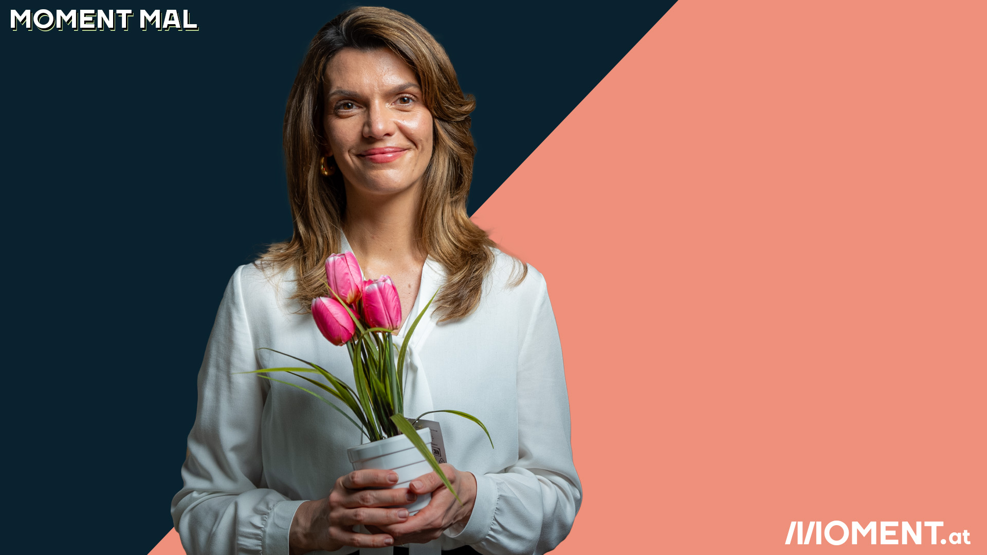 Barbara Blaha rechnet mit einem Strauße Blumen in der Hand mit dem Muttertag ab