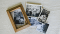 5 Fotos liegen auf einem Tisch. Sie zeigen unterschiedliche Familienszenen. Alle Fotos sind schwarz-weiß und wirken sehr alt.