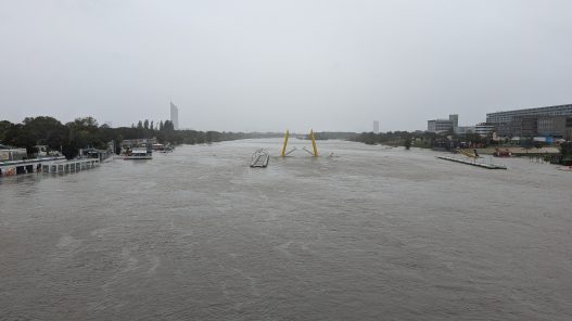 Hochwasser an der Neuen Donau in Wien am 15.9.2024 überschwemmt die Unterhaltungs-Gastronomie bei Copa Beach und an der Reichsbrücke. Die Neue Donau ist eigentlich ein stehendes Gewässer, aber fließt zum Hochwasser-Ausgleich hier stark.