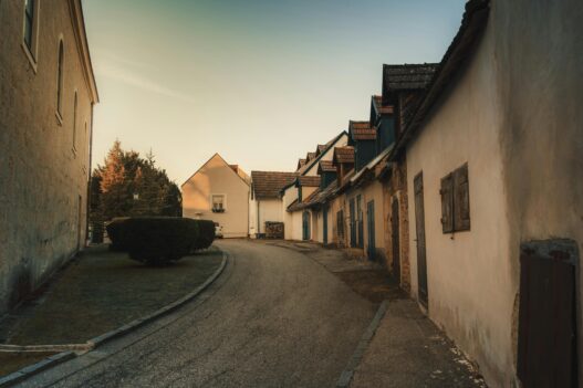 Eine Straße mit kleinen Häusern in einem Dorf in Österreich (Foto: Michael Pointner/Pexels)