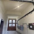 Foto zeigt Der Eingang des Hauses mit neu eingebauter, provisorischer Stromversorgung.