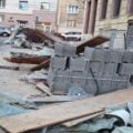 Foto zeigt Baumaterialien und Schutt vor dem Haus in Wien Meidling.