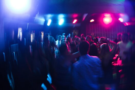Tanzende Menschen im Club.