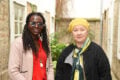 Auf dem Bild sind zwei Frauen zu sehen. Links ist Faith Irene Lanyero, Gewerkschafterin der Uganda Textile Garments Leather & Allied Workers Union und rechts Gertrude Klaffenböck, Südwind-Sprecherin für Textillieferketten