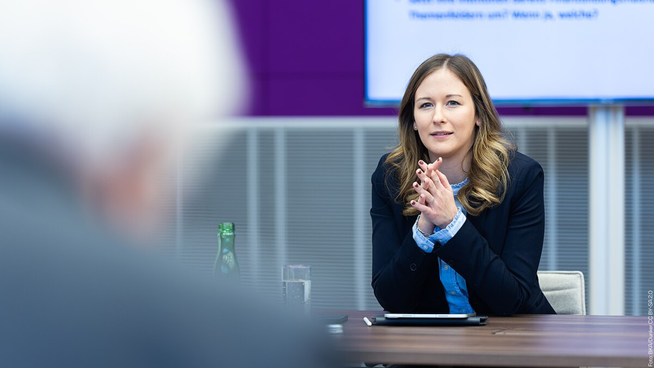 Claudia Plakolm und die „Heute“: Eine “knallharte” Ministerin für das Sommerloch