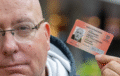 Walter hält seinen neuen Personalausweis mit dem Namen Waltraud in die Kamera.