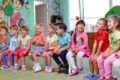 Gruppe lachender Kinder sitzt auf einer Bank.Aus für den Gratiskindergarten in Wien?