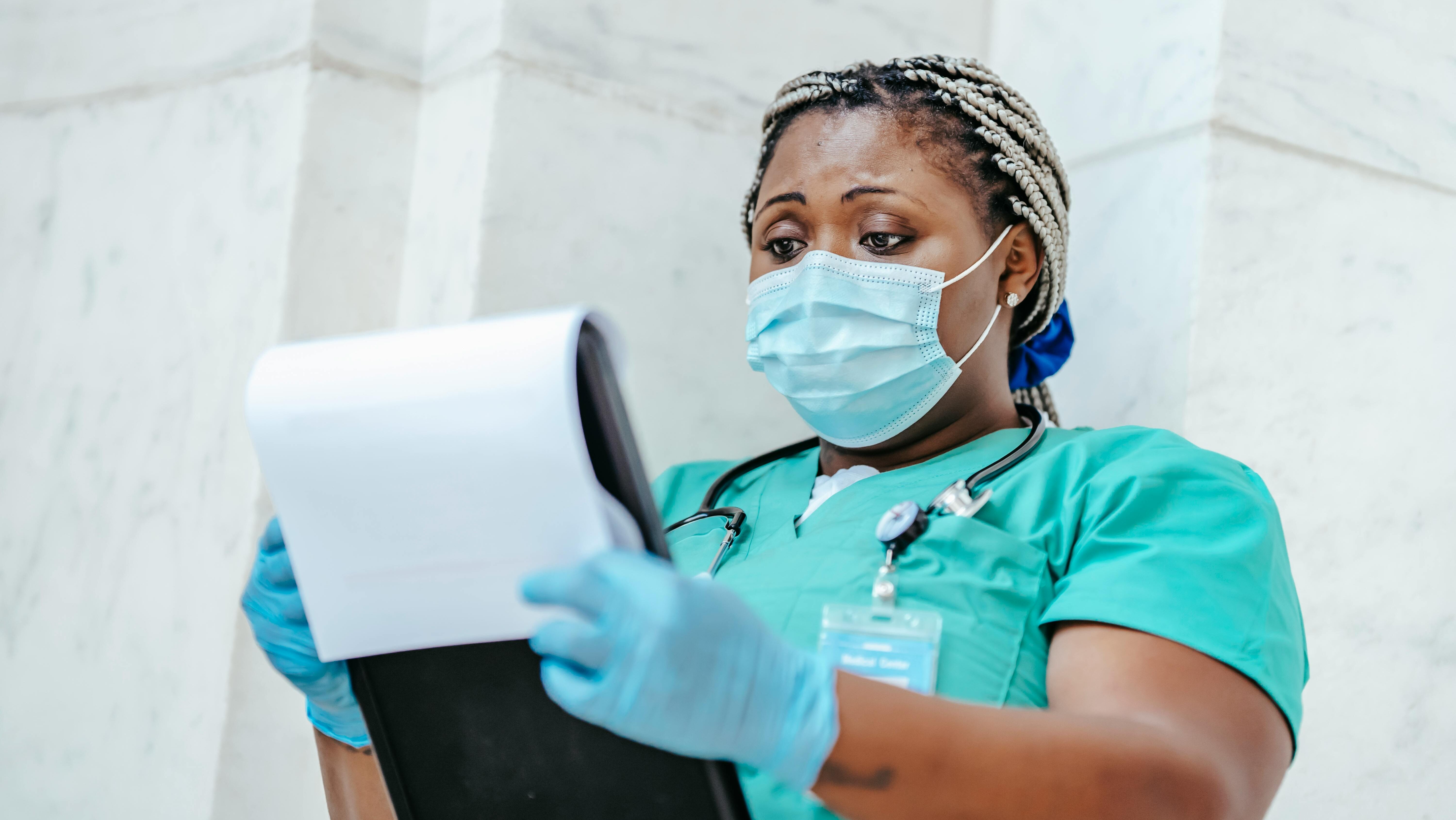 Rassismus bei der Arbeit: Wie Schwarze Pflegekräfte den Alltag erleben