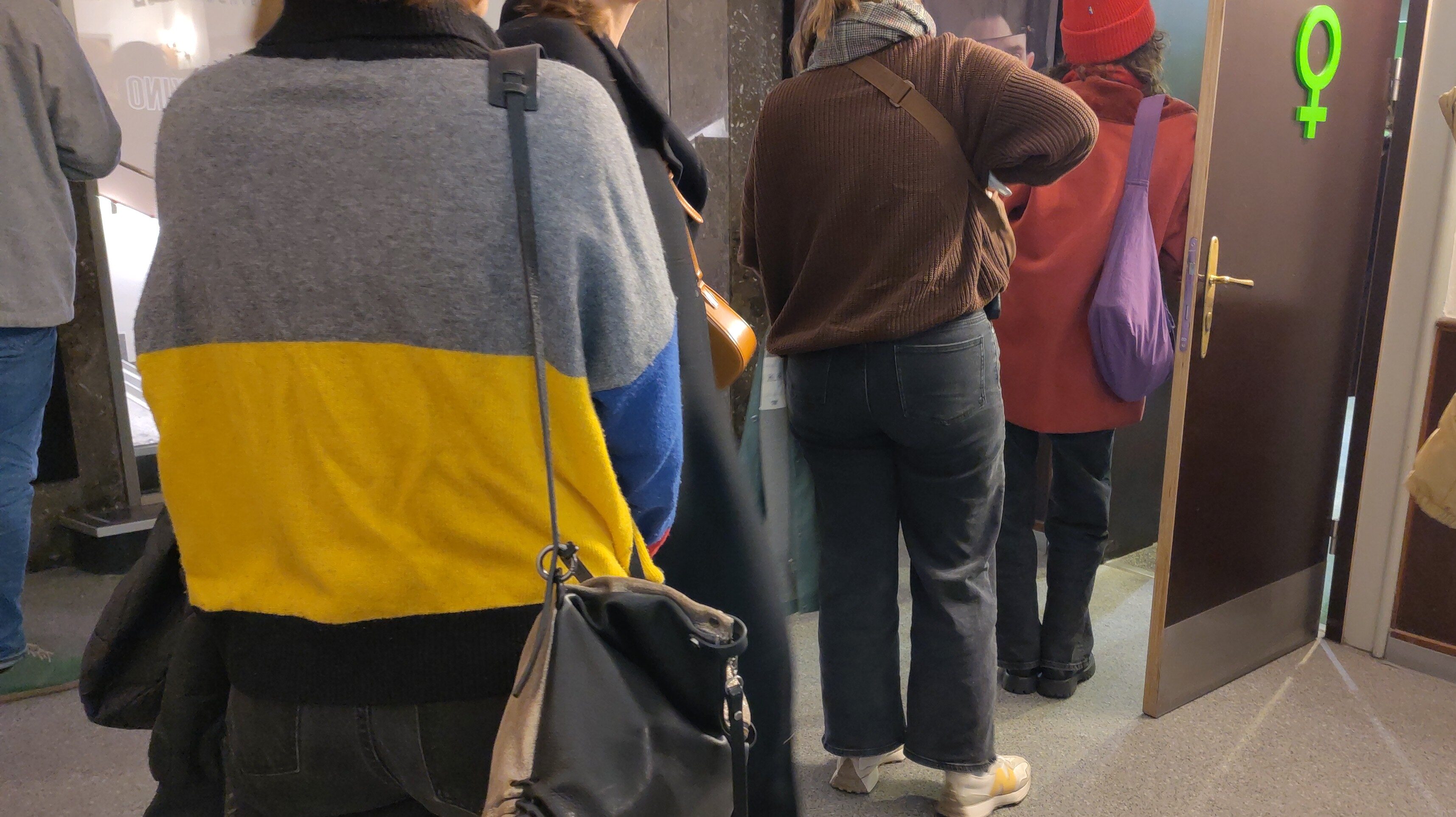 Langes Warten vor dem Frauenklo: Wie sich die Kloschlange abschaffen lässt