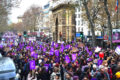 große Demonstration in Frankreich gegen sexualisierte Gewalt. Die Personen halten lila Schilder hoch.