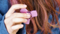 Eine Person mit Fidget Toy in der Hand. Das Spielzeug wird oft von Menschen mit ADHS verwendet