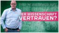 Links im Bild ist Leonhard Dobusch zu sehen. Er hat eine Glatze, trägt eine Brille mit schwarzem Rahmen, ein hellblaues Hemd und Jeans und schaut ernst in die Kamera. Rechts im Bild steht auf pinkfarbenem Hintergrund in weißer Schrift der Text 