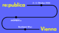 Ein Sujet für die re:publica Vienna am 2. und 3. Oktober 2026 in der Brotfabrik Wien. Auf violettem Hintergrund schlängelt sich eine schwarze Linie über das Bild. Die Worte re:publica und Vienna sind die Endstationen der Linie in größer geschriebenem Grellgelb.