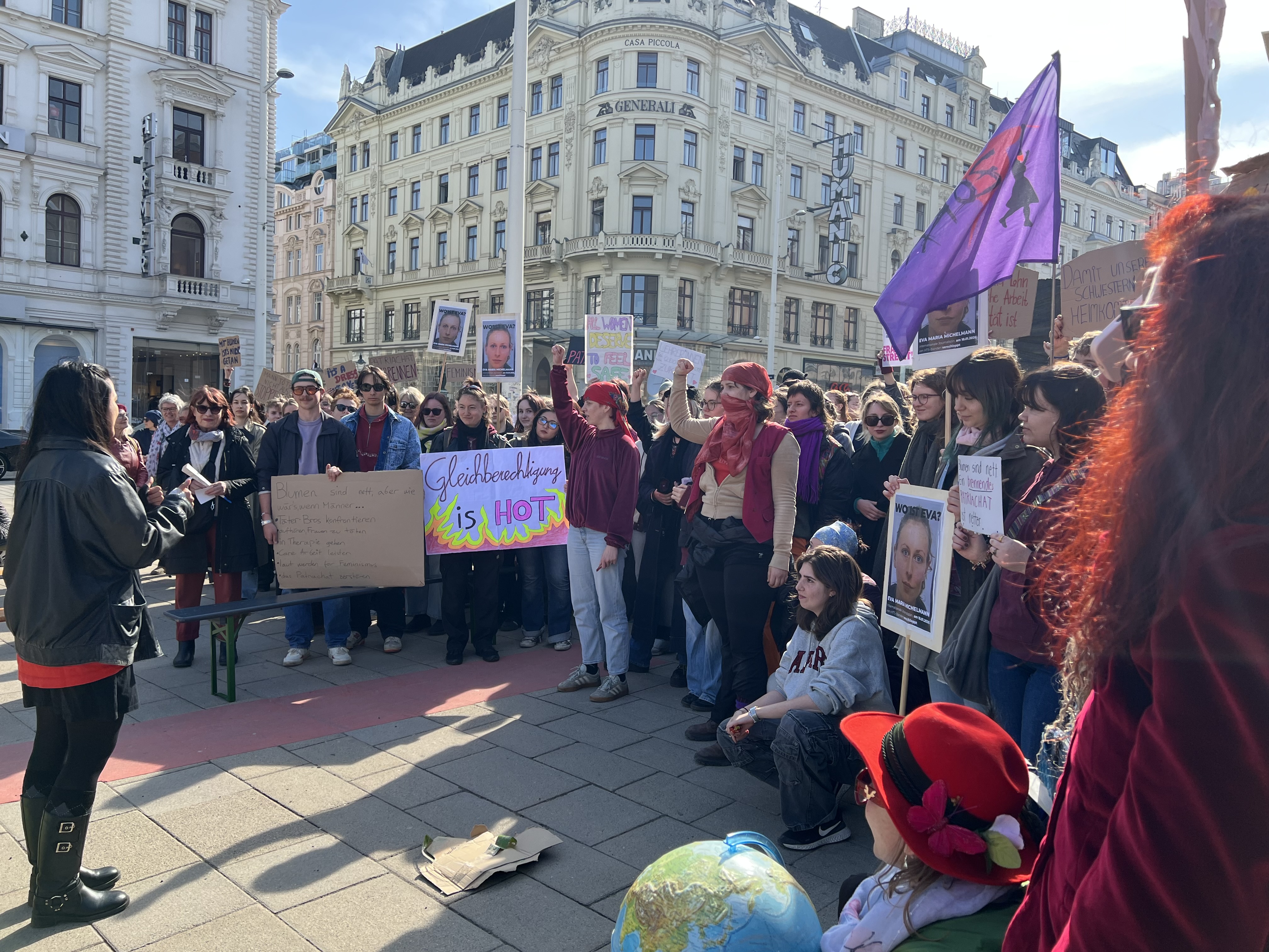 FRAUEN*STREIK in Wien: Ein Panzer voller Süßigkeiten als Mahnung vor einer Welt ohne Frauen
