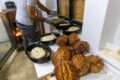 Frisch gebackene Brote in der selbstorganisierten Bäckerei von Prosfygika