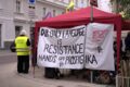 Auf einem Banner, das auf einem Zelt befestigt wurde steht 
