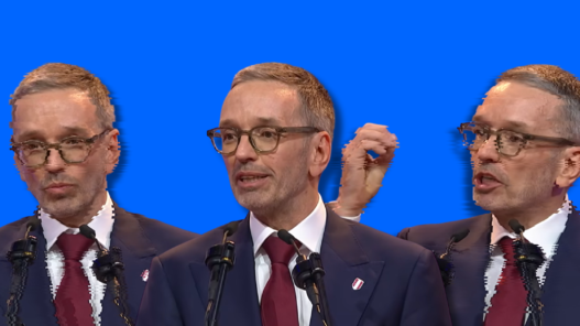 FPÖ-Chef Herbert Kickl vor blauem Hintergrund. Er ist dreimal zu sehen Nachdenklich, fröhlich und aufgeregt.