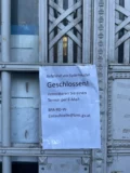 Ein Zettel am BFA (Bundesamt für Fremdenwesen und Asyl), der informiert, dass die Behörde wegen eines Systemausfalls geschlossen ist.