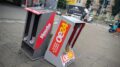 Mehrere Ständer der Gratis-Problemmedien Heute und OE24 vor einer U-Bahnstation in Wien.