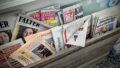Ein Ständer voller österreichischer Zeitungen (Krone, OE24, Kurier, Falter, Presse) in einer österreichischen Trafik