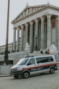 Ein Polizeiwagen steht vor dem Parlament in Österreich