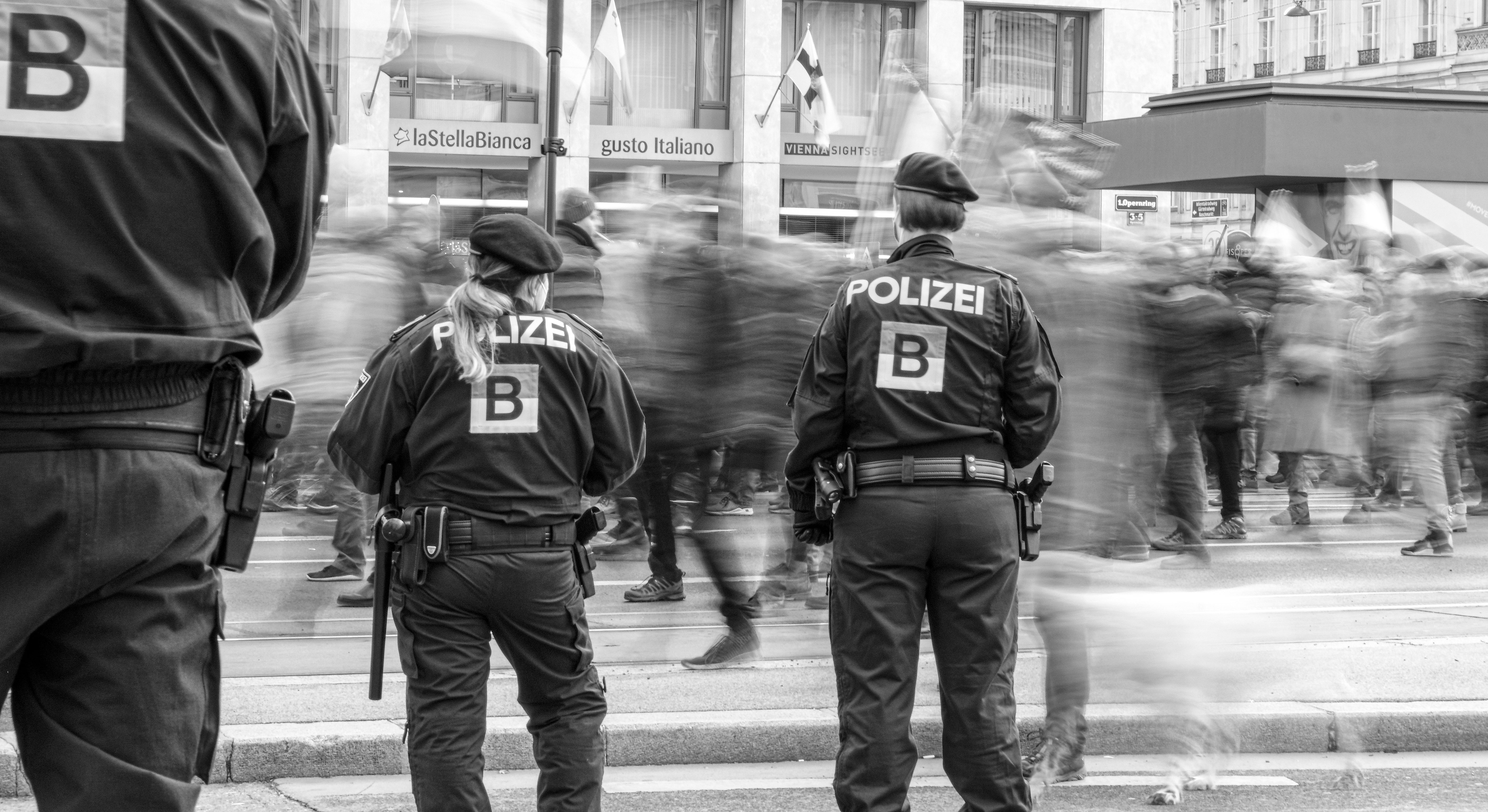 Ich bin ein Polizist und links und würde mich freuen, wenn ihr das lest