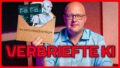 Leonhard Dobusch, wissenschaftlicher Leiter des Momentum Instituts, ist zu sehen. Er hält einen Umschlag in der Hand, auf dem 